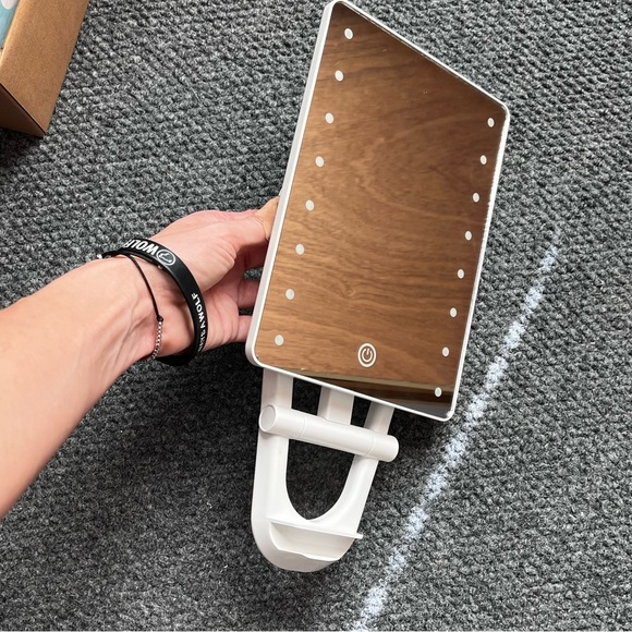 Conair Light up Makeup Mirror - Picture 5 of 6